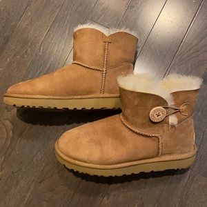 Ugg Bailey Button Mini Chestnut Size 9